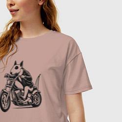 Футболка оверсайз женская Бультерьер байкер на мотоцикле чоппере, цвет: пыльно-розовый — фото 2
