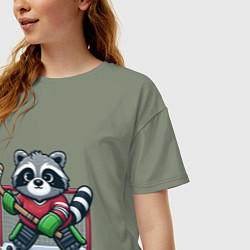 Футболка оверсайз женская Енот хоккеист вратарь, цвет: авокадо — фото 2