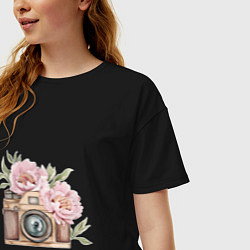Футболка оверсайз женская Фотоаппарат с пионами, цвет: черный — фото 2