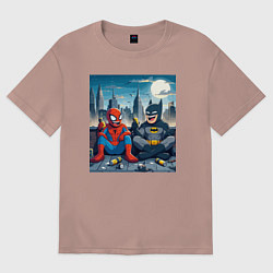 Футболка оверсайз женская Человек паук и Бэтмен пьют пиво на крыше небоскрёб, цвет: пыльно-розовый
