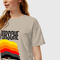 Футболка оверсайз женская Автомобиль Porsche на фоне флага ФРГ, цвет: миндальный — фото 2