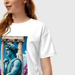 Футболка оверсайз женская Античный персонаж на фоне колонн, цвет: белый — фото 2