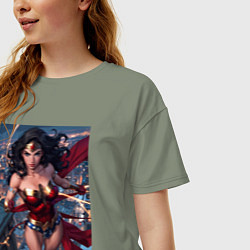 Футболка оверсайз женская Чудо-женщина на крыше с городским фоном, цвет: авокадо — фото 2