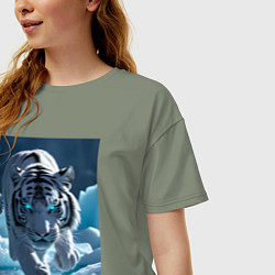 Футболка оверсайз женская Белоснежный тигр крадется по льду, цвет: авокадо — фото 2