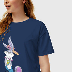 Футболка оверсайз женская Bugs Bunny in the sneakers, цвет: тёмно-синий — фото 2