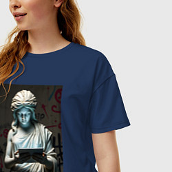 Футболка оверсайз женская Античная статуя с планшетом, цвет: тёмно-синий — фото 2