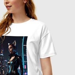 Футболка оверсайз женская Девушка с кошачьими ушами стоит на фоне небоскребо, цвет: белый — фото 2