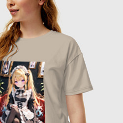 Футболка оверсайз женская Лоли-горничная сидит в кресле, цвет: миндальный — фото 2