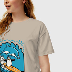 Футболка оверсайз женская Пингвин покорил волну, цвет: миндальный — фото 2