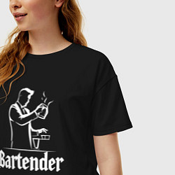 Футболка оверсайз женская Бармен готовит коктейль, цвет: черный — фото 2
