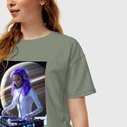 Футболка оверсайз женская Девушка космо DJ на фоне сатурна, цвет: авокадо — фото 2