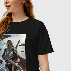 Футболка оверсайз женская Девушка-мандалорец летит в космосе, цвет: черный — фото 2