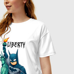 Футболка оверсайз женская Batman and statue of Liberty - ai art fantasy, цвет: белый — фото 2