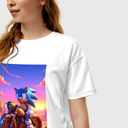 Футболка оверсайз женская Ёж Соник на ржавом ретро мотоцикле в пустыне, цвет: белый — фото 2