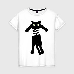 Женская футболка Черный кот в руках