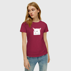 Футболка хлопковая женская Белый кот из мема, цвет: маджента — фото 2