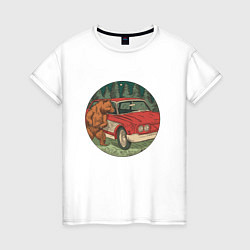 Женская футболка Медведь и машина в лесу