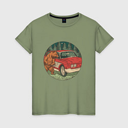 Женская футболка Медведь и машина в лесу