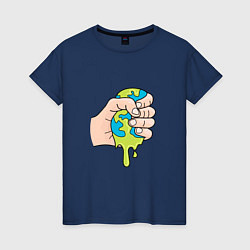 Женская футболка Земля в руке