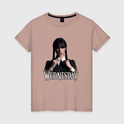 Женская футболка Wednesday поправляет воротник