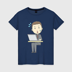 Женская футболка Офисный джентльмен за ноутбуком