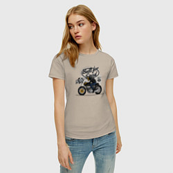 Футболка хлопковая женская Мотогонки мотоциклист, цвет: миндальный — фото 2