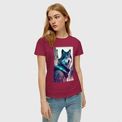 Футболка хлопковая женская Волк - житель мегаполиса, цвет: маджента — фото 2