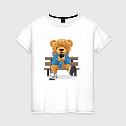 Футболка хлопковая женская Плюшевый медведь на скамейке, цвет: белый