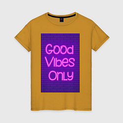 Футболка хлопковая женская Неоновая надпись good vibes only и кирпичная стена, цвет: горчичный