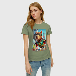 Футболка хлопковая женская Бэткапи летит над улицей Нью-Йорка, цвет: авокадо — фото 2