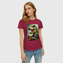 Футболка хлопковая женская Пивозавр с бокалом, цвет: маджента — фото 2