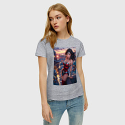 Футболка хлопковая женская Чудо-женщина с городским фоном в стиле комиксов, цвет: меланж — фото 2