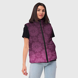Женский жилет Ажурный орнамент на бордовом градиентном фоне, цвет: 3D-светло-серый — фото 2