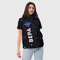 Женский жилет Вера и неоновый герб России по-вертикали, цвет: 3D-черный — фото 2