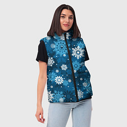 Женский жилет Снежинки белые и голубые, цвет: 3D-красный — фото 2