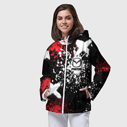 Ветровка с капюшоном женская Мазда на фоне граффити и брызг красок, цвет: 3D-белый — фото 2
