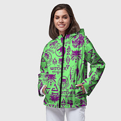 Ветровка с капюшоном женская Ведьмак паттерн логотипы, цвет: 3D-черный — фото 2