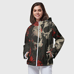 Ветровка с капюшоном женская Силуэты черепов на гранжевом фоне, цвет: 3D-белый — фото 2